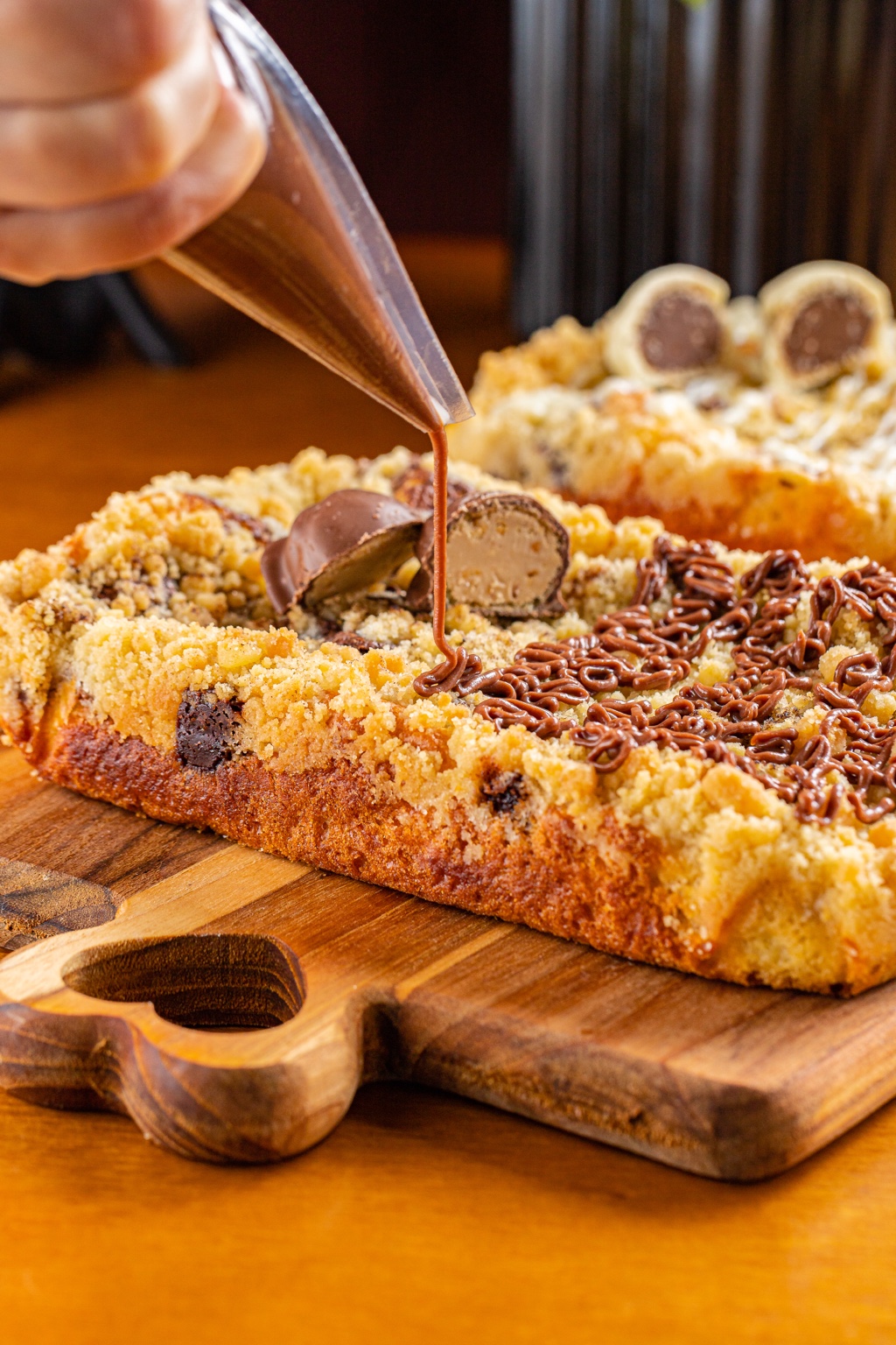 Finalização artesanal de cuca com chocolate