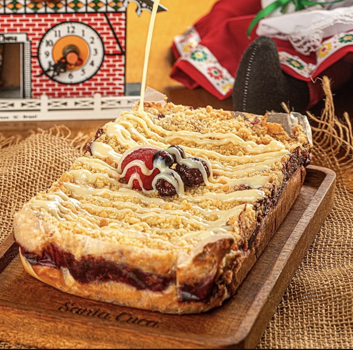 Cuca artesanal com frutas e farofa