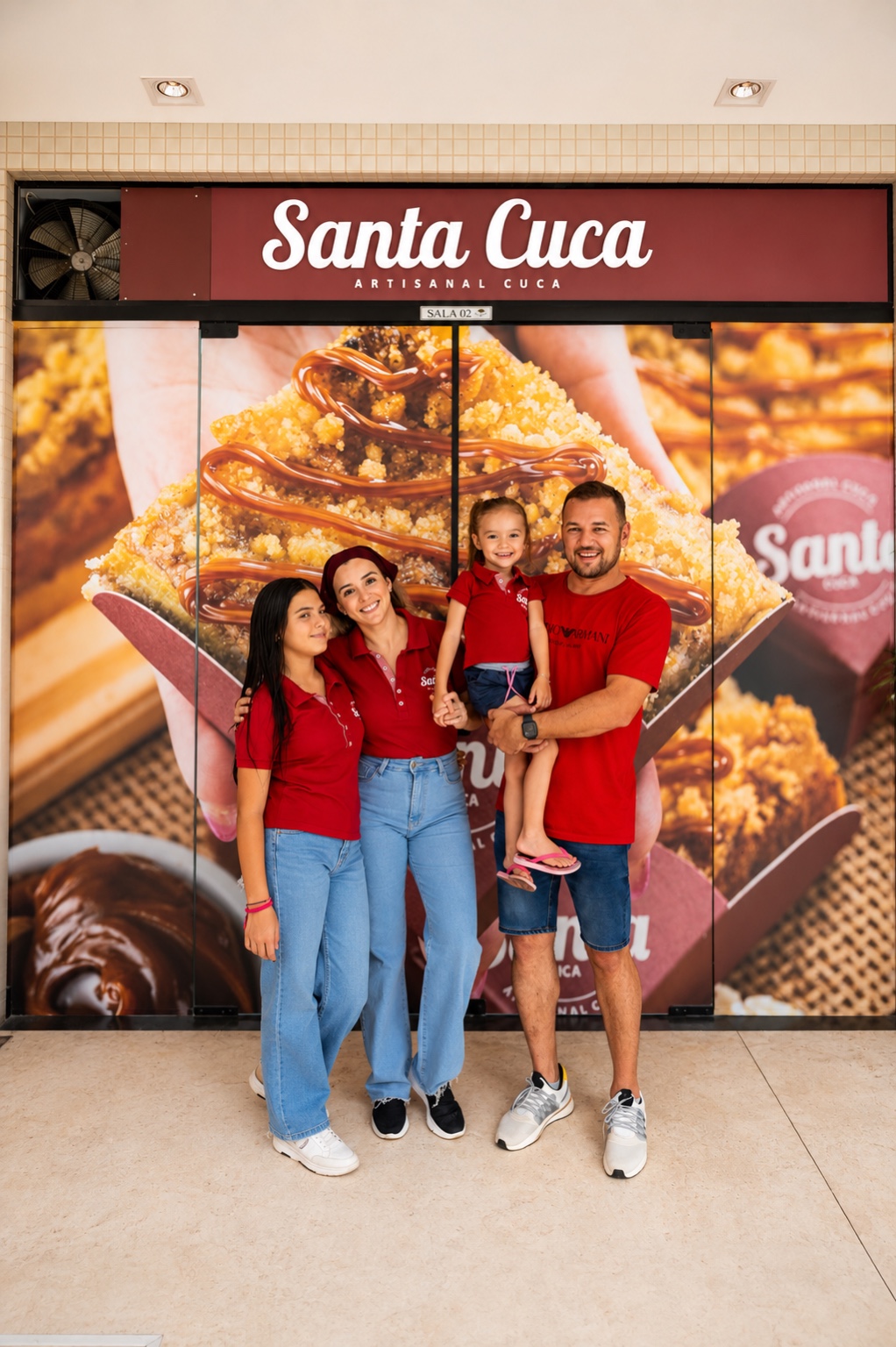 Família de Marília Gabrieli e Alexandre Olinger em frente à Santa Cuca